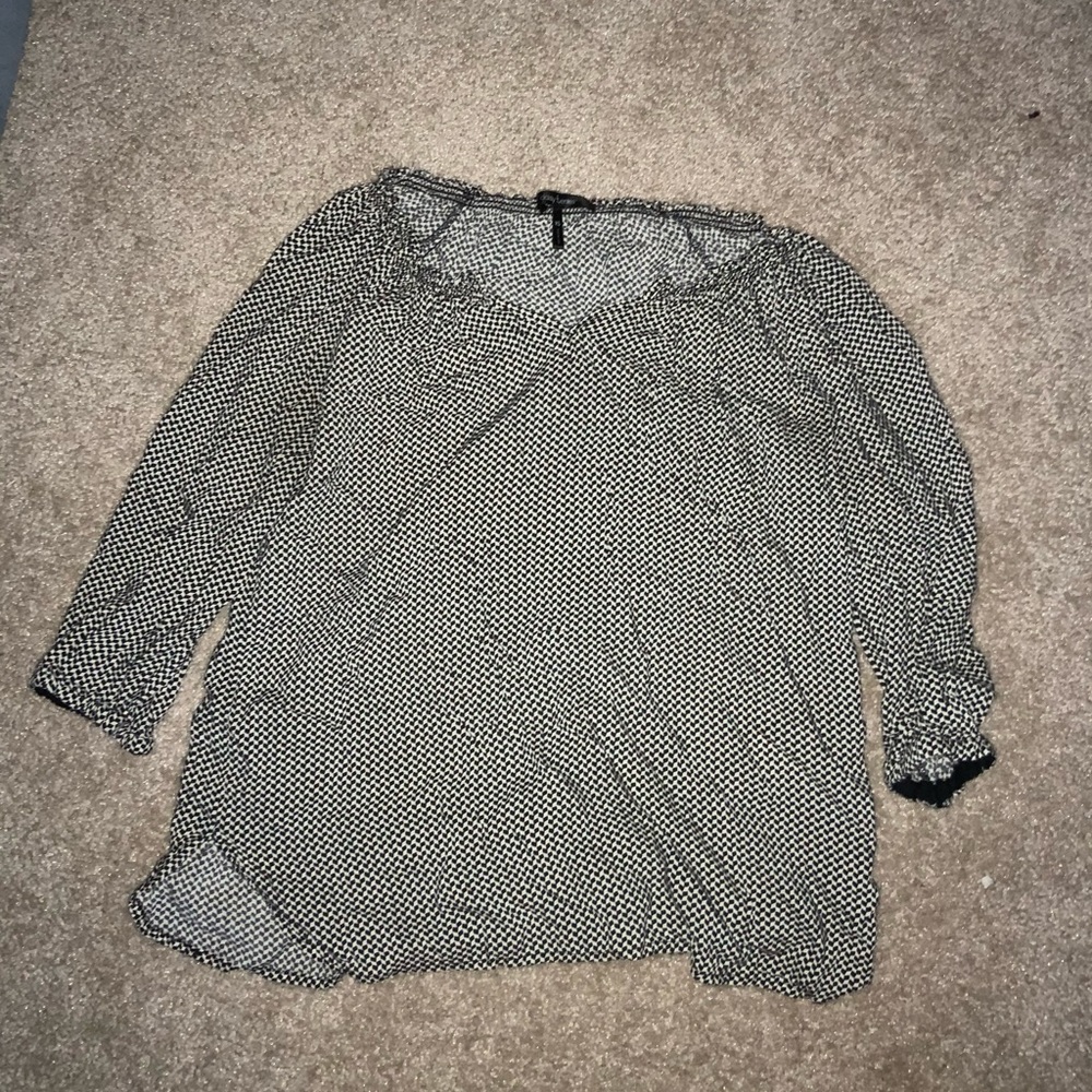 Cute black and whit e long sleeve blouse